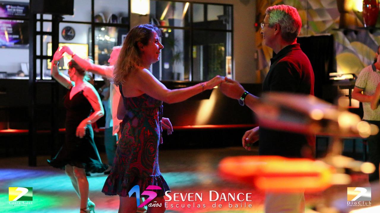 Clases de prácticas de bailes de salón,  Javier Castro realizará una taller de Salsa y también ameniza y asesora la sesión de prácticas de bailes de salón con una gran selección de estilos:  Chachacha, Tango, Bolero, Samba, QuickStep, ValsInglés, Pasodoble, Jive / RockandRoll, Foxtrot, Sevillanas, Salsa, Bachata, Swing.