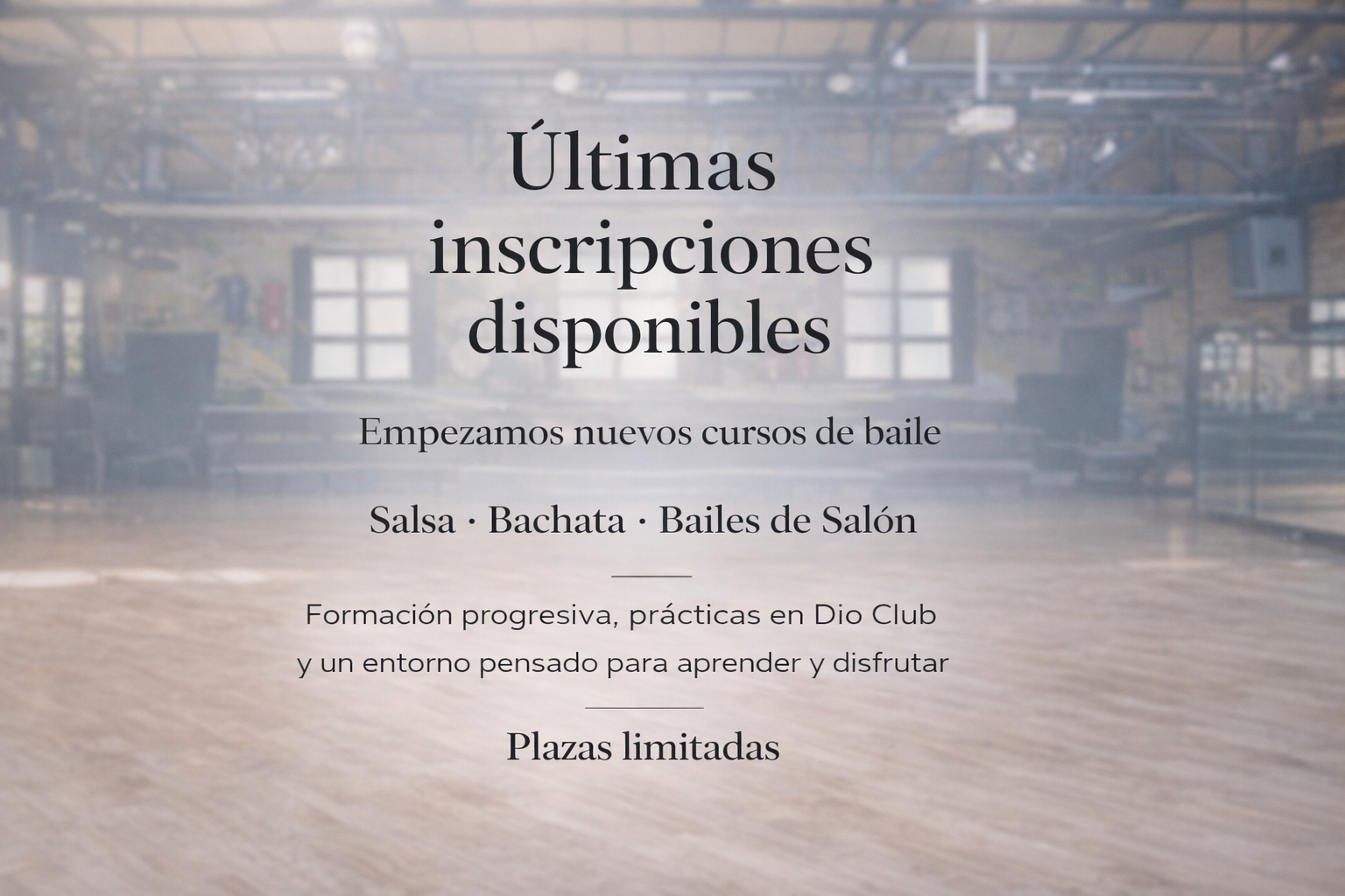 Sala de baile luminosa de Seven Dance en Barcelona con texto informativo sobre últimas inscripciones para cursos de salsa, bachata y bailes de salón.